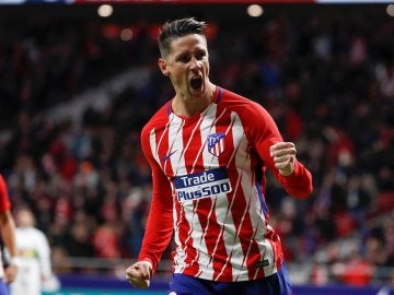 Fernando Torres celebra un gol ante el Elche
