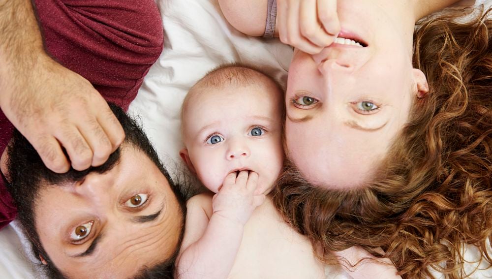 Padres con un bebé en casa