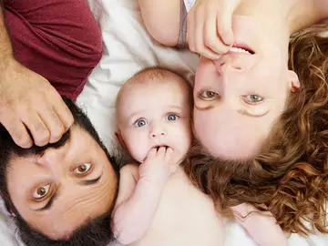 Padres con un bebé en casa Padres con un bebé en casa