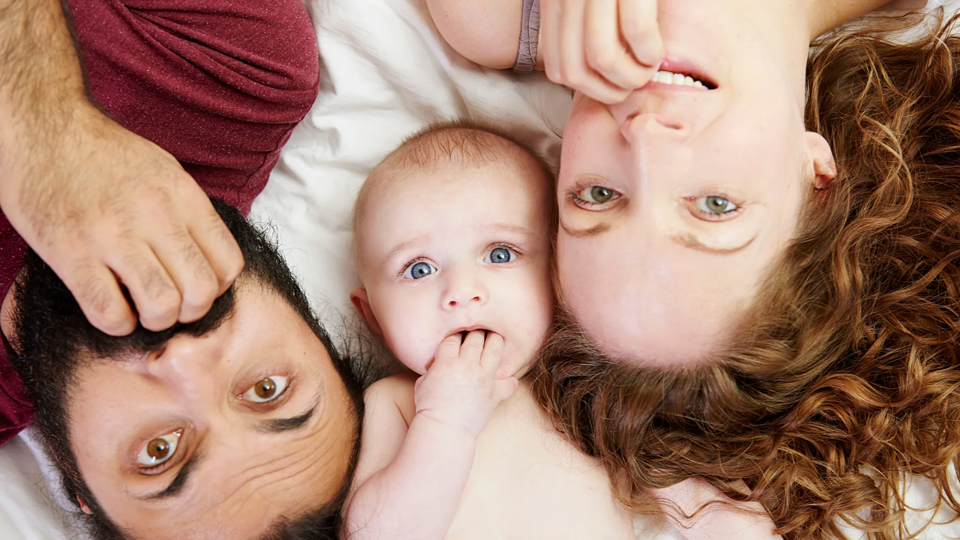 Padres con un bebé en casa Padres con un bebé en casa
