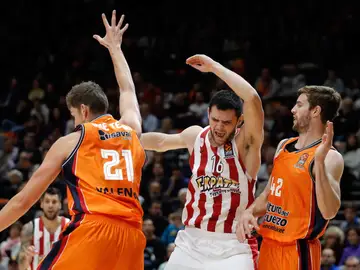Lucha por un balón entre Valencia Basket y Olympiacos Lucha por un balón entre Valencia Basket y Olympiacos
