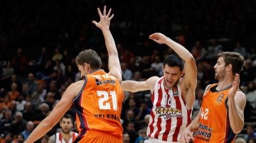 Lucha por un balón entre Valencia Basket y Olympiacos