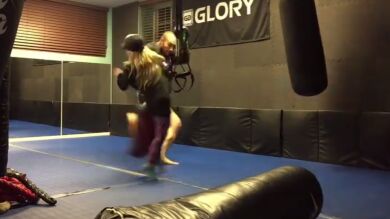 La brutal patada de un luchador de kickboxing a su hija pequeña