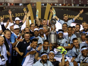 Los jugadores del Gremio brasileño levantan la Copa Libertadores