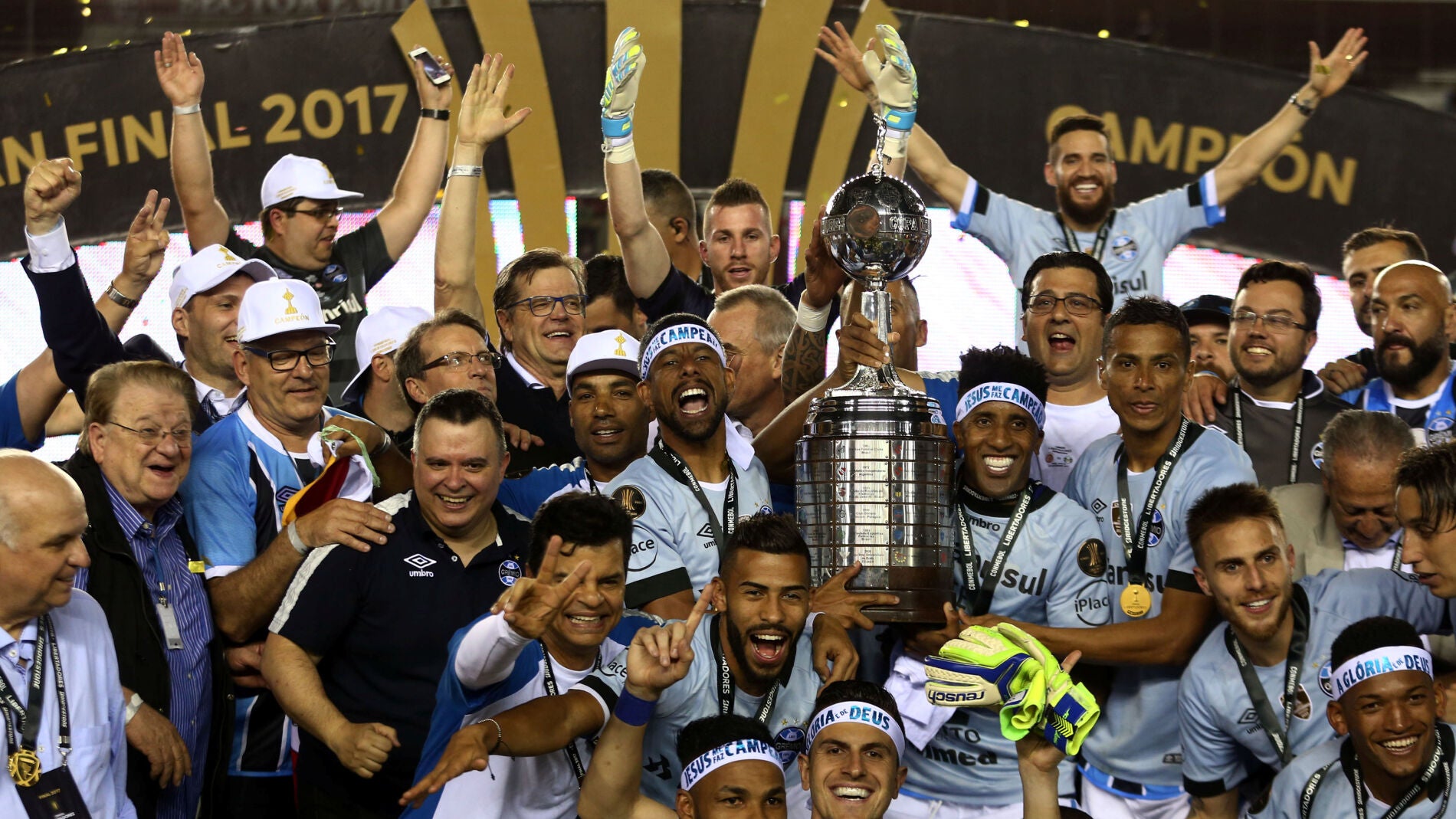 Los jugadores del Gremio brasile&ntilde;o levantan la Copa Libertadores