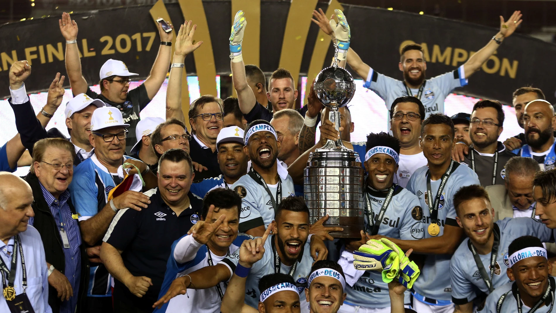 Los jugadores del Gremio brasileño levantan la Copa Libertadores Los jugadores del Gremio brasileño levantan la Copa Libertadores