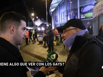 Aficionados del City desconocen el significado del lazo amarillo de Guardiola: "Tiene que ver con los gays" Aficionados del City desconocen el significado del lazo amarillo de Guardiola: "Tiene que ver con los gays"