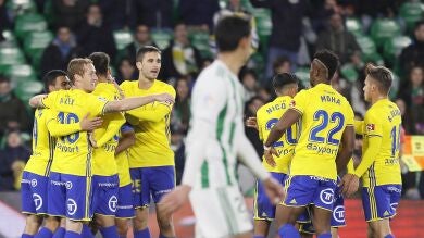 El Cádiz da la sorpresa y elimina al Betis en el Villamarín tras marcarle una manita