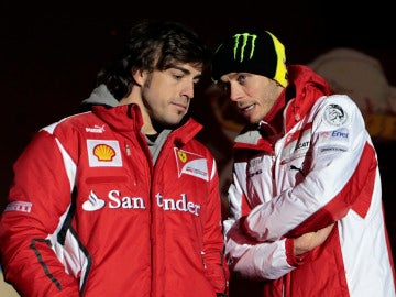 Valentino Rossi conversa con Fernando Alonso en 2012