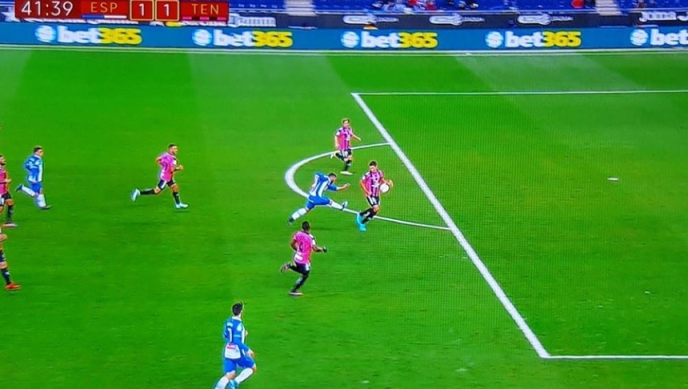 Penalti señalado por Iglesias Villanueva contra el Tenerife en Cornellá