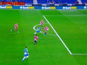 Penalti señalado por Iglesias Villanueva contra el Tenerife en Cornellá
