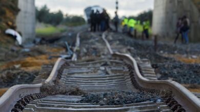ADIF inicia las tareas de reparación de la vía afectada por el descarrilamiento del tren en Arahal