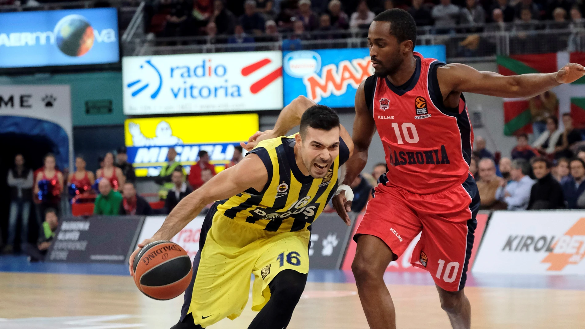 Dogus Istanbul, en acción ante el Baskonia Dogus Istanbul, en acción ante el Baskonia