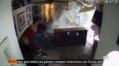 Un conductor se queda dormido e irrumpe en el salón de una casa de California