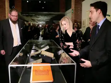 Cifuentes durante la inauguración de la exposición Auschwitz Cifuentes durante la inauguración de la exposición Auschwitz