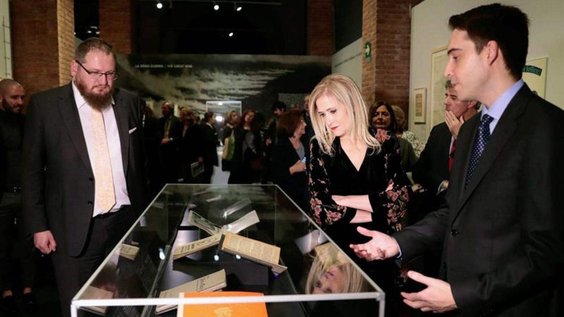 Cifuentes durante la inauguraci&oacute;n de la exposici&oacute;n Auschwitz
