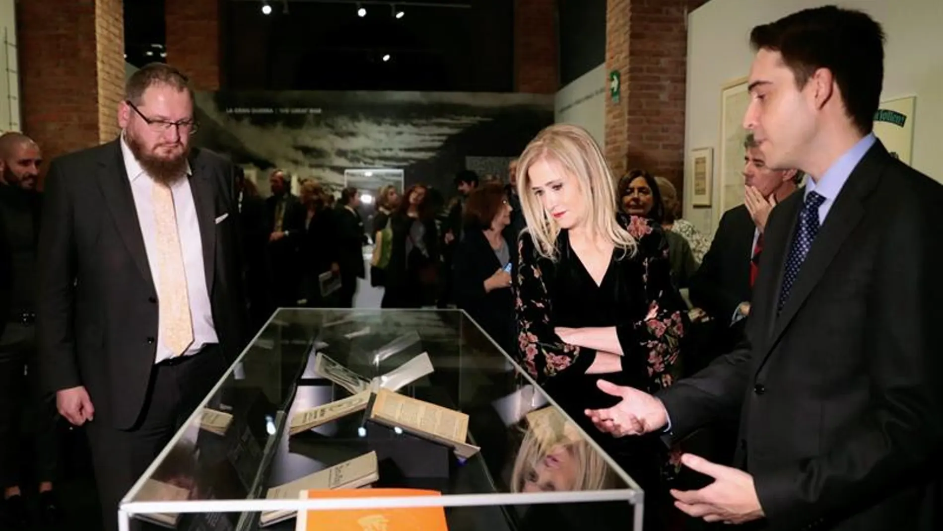 Cifuentes durante la inauguración de la exposición Auschwitz Cifuentes durante la inauguración de la exposición Auschwitz