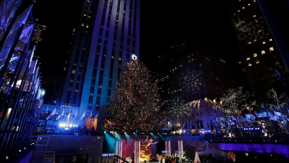 Vista del árbol de Navidad instalado en el Centro Rockefeller en Nueva York