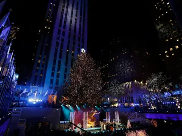 Vista del árbol de Navidad instalado en el Centro Rockefeller en Nueva York Vista del árbol de Navidad instalado en el Centro Rockefeller en Nueva York