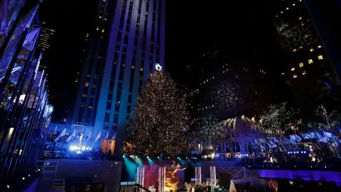 Vista del árbol de Navidad instalado en el Centro Rockefeller en Nueva York Vista del árbol de Navidad instalado en el Centro Rockefeller en Nueva York