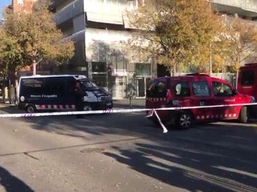 Un muerto por una explosión en un coche dentro de un aparcamiento en Viladecans 