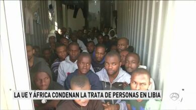 La UE y Unión Africana se comprometen a cooperar para evacuar rápido a 3.800 inmigrantes en Libia
