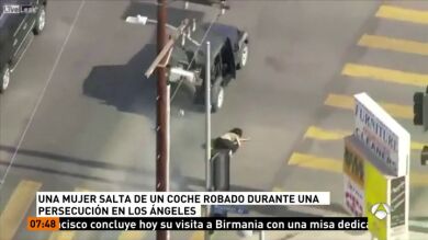 Una mujer salta en marcha de un coche robado en plena persecución policial en Los Ángeles 