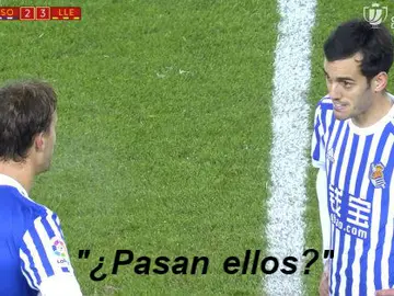 Juanmi y Canales hablan en el centro del campo ante el Lleida Juanmi y Canales hablan en el centro del campo ante el Lleida