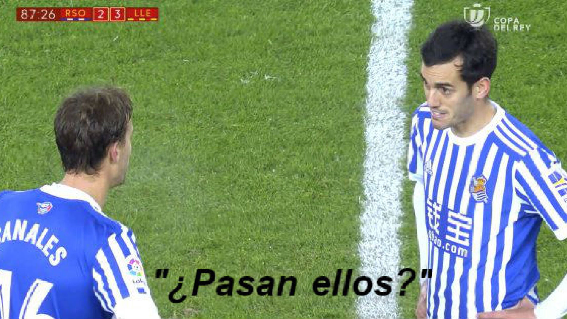 Juanmi y Canales hablan en el centro del campo ante el Lleida