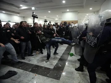 Manifestantes se enfrentan a la policía mientras tratan de evitar una subasta hipotecaria Manifestantes se enfrentan a la policía mientras tratan de evitar una subasta hipotecaria