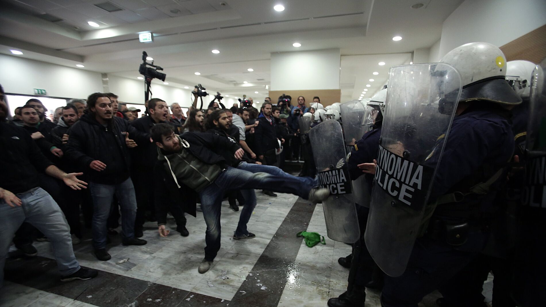 Manifestantes se enfrentan a la polic&iacute;a mientras tratan de evitar una subasta hipotecaria 