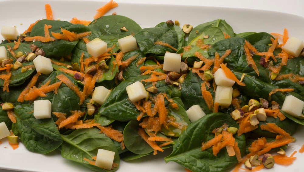 Ensalada verde con zanahoria, queso y pistachos