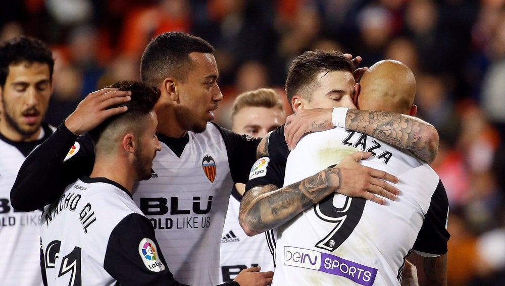 Santi Mina celebra un gol con Simone Zaza