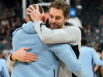 Pau Gasol abraza a Marc en un nuevo duelo entre hermanos en la NBA Pau Gasol abraza a Marc en un nuevo duelo entre hermanos en la NBA
