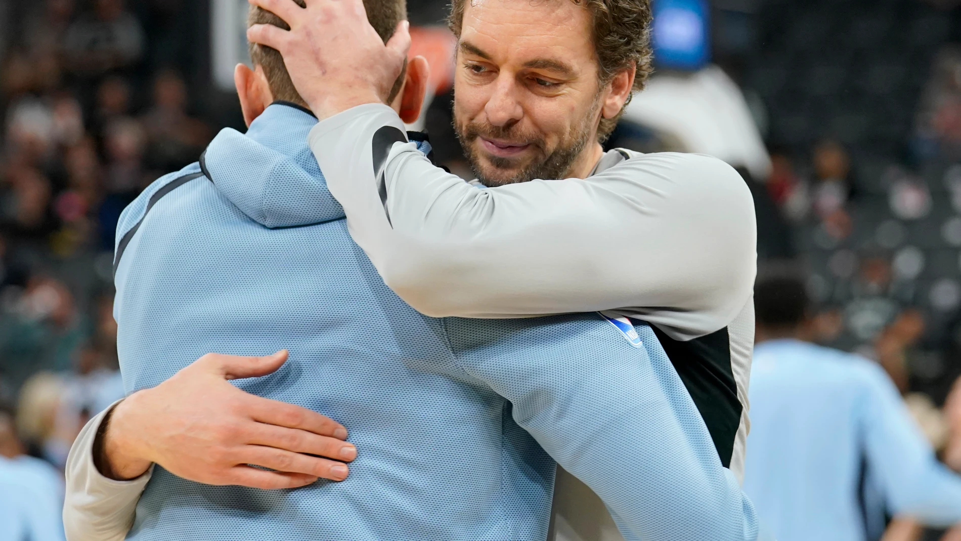 Pau Gasol abraza a Marc en un nuevo duelo entre hermanos en la NBA Pau Gasol abraza a Marc en un nuevo duelo entre hermanos en la NBA