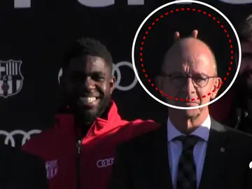 El 'troleo' de Umtiti al vicepresidente del Barcelona durante la entrega de coches a la plantilla El 'troleo' de Umtiti al vicepresidente del Barcelona durante la entrega de coches a la plantilla