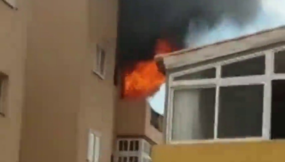 Desalojado un edificio por un incendio en el municipio tinerfeño de Candelaria