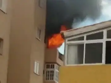 Desalojado un edificio por un incendio en el municipio tinerfeño de Candelaria Desalojado un edificio por un incendio en el municipio tinerfeño de Candelaria