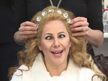 Muchas calvas y una peculiar reina, entre las transformaciones del equipo de maquillaje y caracterización Muchas calvas y una peculiar reina, entre las transformaciones del equipo de maquillaje y caracterización