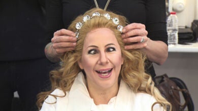 Muchas calvas y una peculiar reina, entre las transformaciones del equipo de maquillaje y caracterización