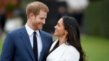 El principe Harry junto con su prometida, la actriz Meghan Markle