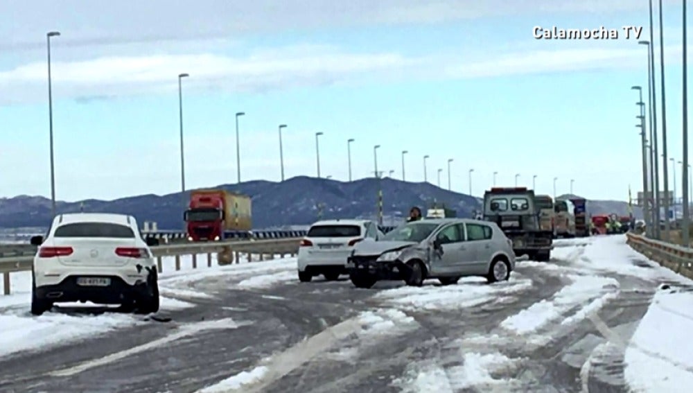 Al menos 17 vehículos implicados en un accidente en cadena en Teruel