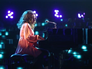 Lucía Jiménez se convierte en una ‘Natural Woman’ frente al piano como Carole King
