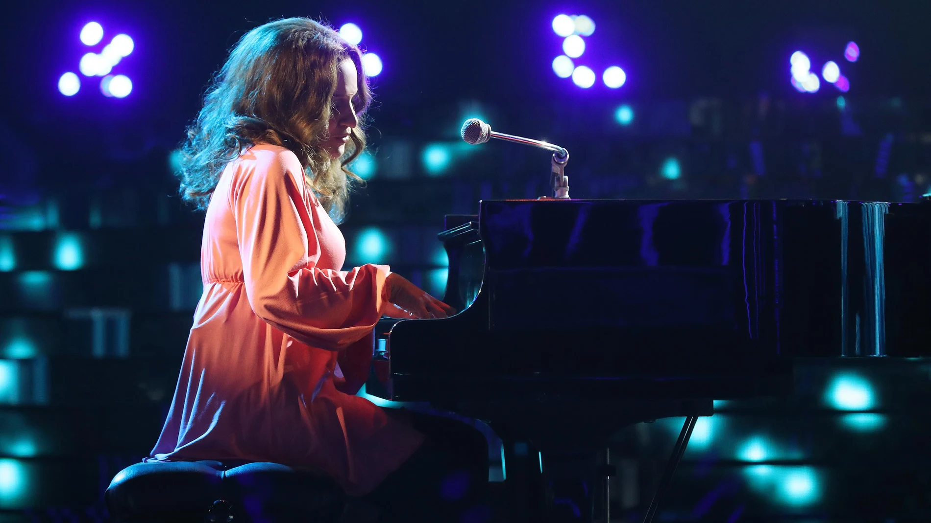 Lucía Jiménez se convierte en una ‘Natural Woman’ frente al piano como Carole King