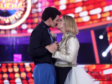‘Chenoa’ se desata y besa a David Amor en ‘Tu cara me suena’ ‘Chenoa’ se desata y besa a David Amor en ‘Tu cara me suena’