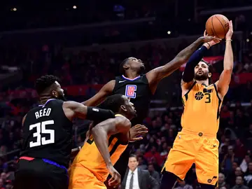 Ricky Rubio lanza a canasta ante los Clippers Ricky Rubio lanza a canasta ante los Clippers