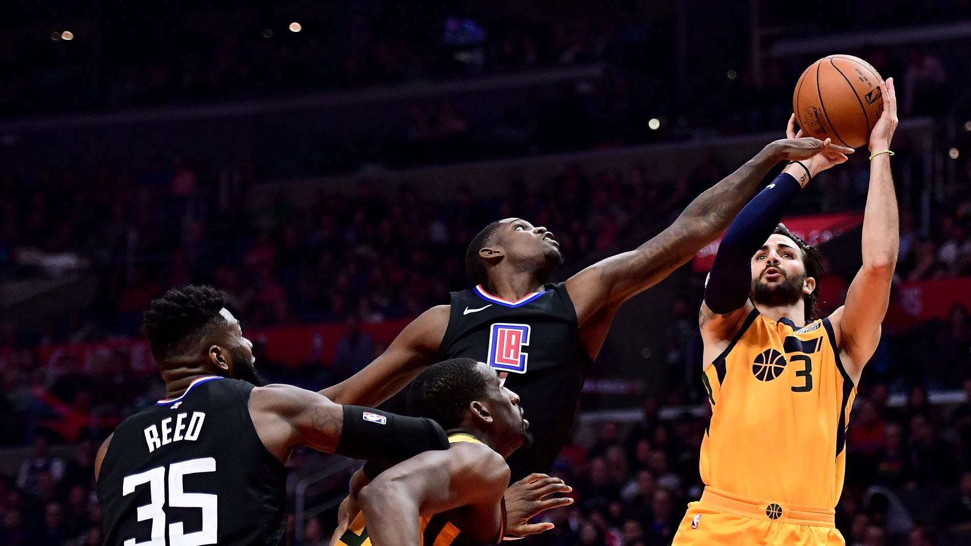 Ricky Rubio lanza a canasta ante los Clippers Ricky Rubio lanza a canasta ante los Clippers