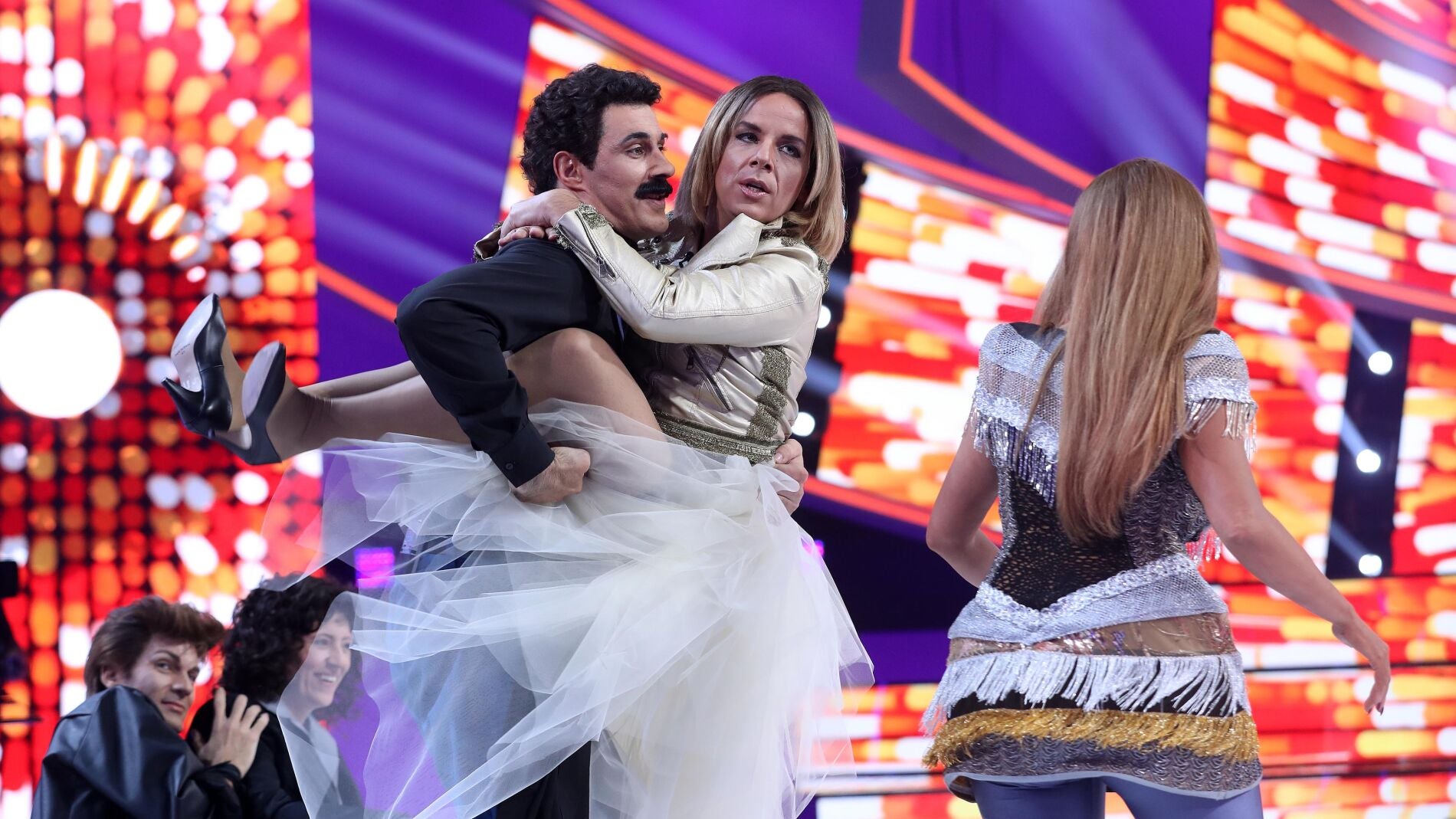 Una &lsquo;Chenoa&rsquo; muy alborotada se cuelga de los brazos de David Amor