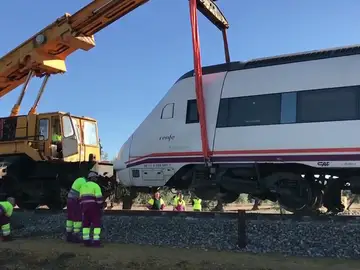 Retiran de las vías el tren que descarriló cerca de Sevilla Retiran de las vías el tren que descarriló cerca de Sevilla