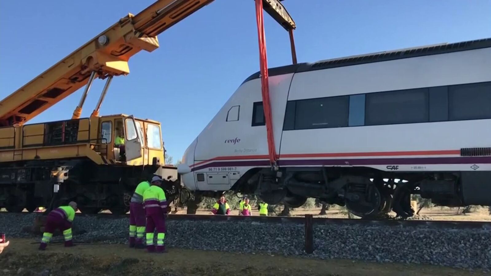 Retiran de las vías el tren que descarriló cerca de Sevilla